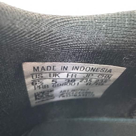 Nike. Black and White Patterned Sneakers - Picture 4 of 4